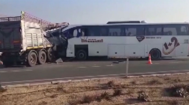 TIR'la otobüs çarpıştı! 2 Ölü ve 21 yaralı var