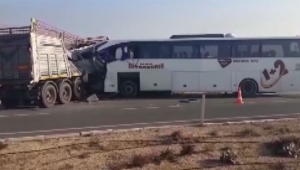 TIR'la otobüs çarpıştı! 2 Ölü ve 21 yaralı var