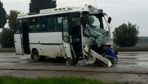 Torbalı'da midibüs ağaça çarptı: 5 yaralı