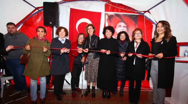Bayraklı’da kadınlardan “Yeni yıl” pazarı
