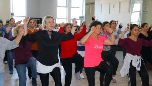 Çeşme’nin kadın efeleri sahnede!