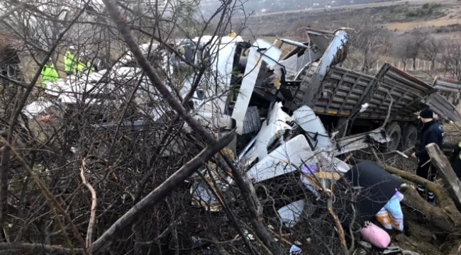 Freni boşalan tır şarampole devrildi: 1 ölü
