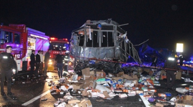Kargo kamyonu ile otobüs çarpıştı; 2 ölü 26 yaralı