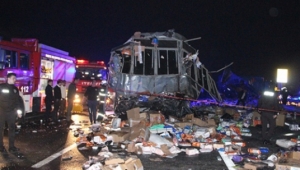 Kargo kamyonu ile otobüs çarpıştı; 2 ölü 26 yaralı