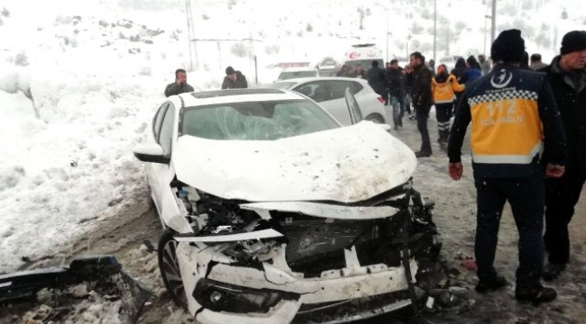 Karlı yolda 9 otomobil birbirine girdi