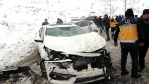 Karlı yolda 9 otomobil birbirine girdi