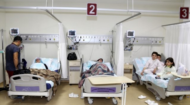 Su birikintisine devrilen otomobildeki 6 kişilik aile donma tehlikesi geçirdi