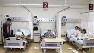 Su birikintisine devrilen otomobildeki 6 kişilik aile donma tehlikesi geçirdi