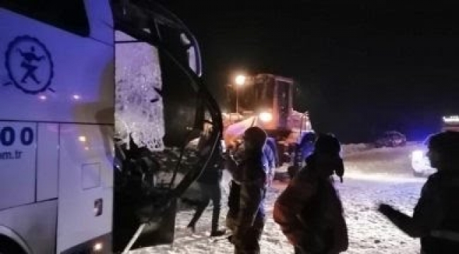 Yolcu otobüsü, kar temizliği yapan iş makinesiyle çarpıştı! 1 ölü