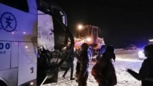 Yolcu otobüsü, kar temizliği yapan iş makinesiyle çarpıştı! 1 ölü