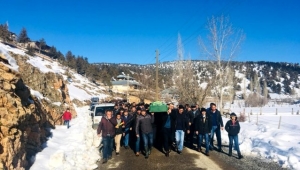 Çığ altında kalan işçi toprağa verildi