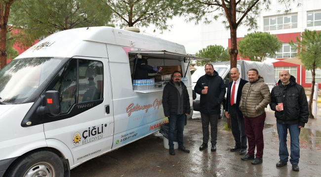 Çiğli Belediyesi soğuklarda üniversite öğrencilerinin yanında