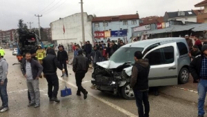 Hafif ticari araçla minibüs çarpıştı: 4 yaralı