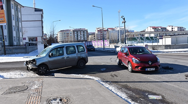 İki otomobilin çarpıştığı kazada 1 kişi yaralandı.