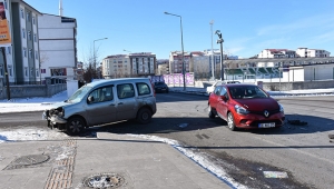 İki otomobilin çarpıştığı kazada 1 kişi yaralandı.