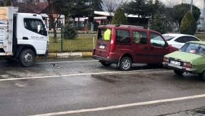 Işıklarda duramayan kamyonet 2 araca çarptı: 3 yaralı