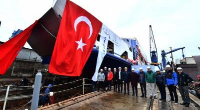 İzmir’in yeni arabalı feribotu suya indirildi