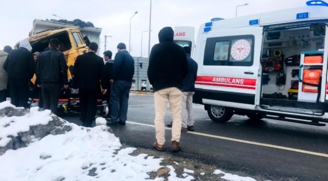 Kamyonla tır çarpıştı: 1 yaralı