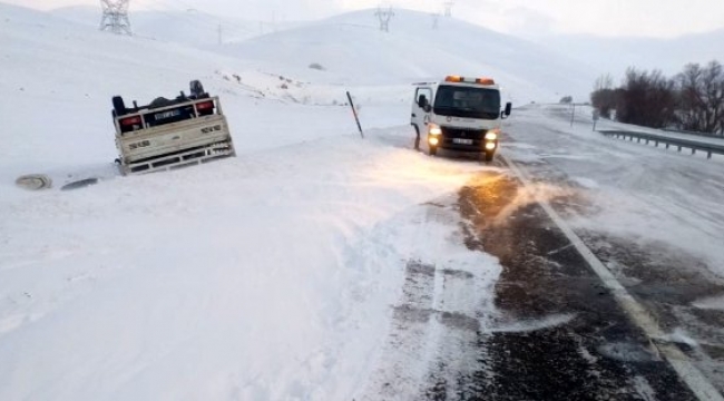 Kaygan yolda devrilen kamyonet ters döndü: 1 yaralı