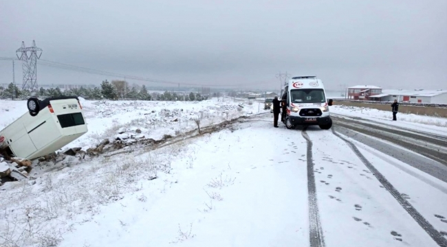 Minibüs şarampole devrildi: 2 yaralı