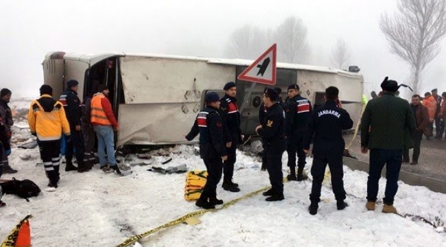 Yolcu otobüsü devrildi: 3'ü ağır 29 yaralı