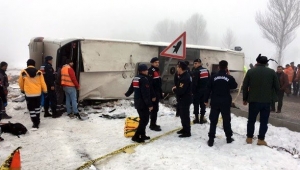 Yolcu otobüsü devrildi: 3'ü ağır 29 yaralı