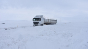  Ardahan ve Kars'da kar yağışı ulaşımı aksatıyor