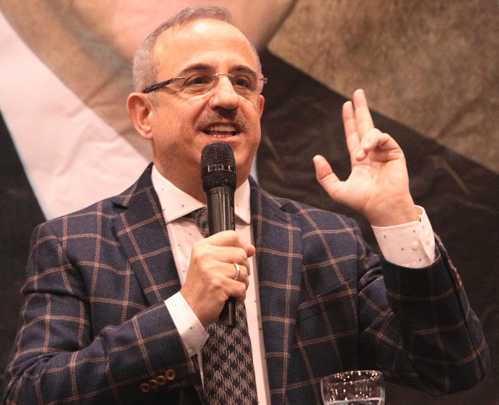 Kerem Ali Sürekli;İzmirlilerin temel sorunu görmezden geliniyor, proje bile üretemiyorlar
