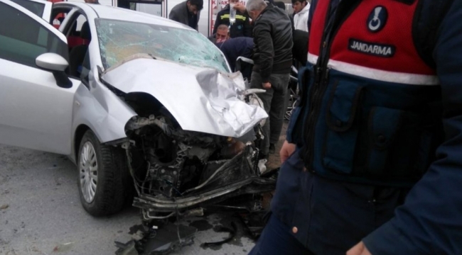 Otomobille kamyonet çarpıştı: 3 yaralı