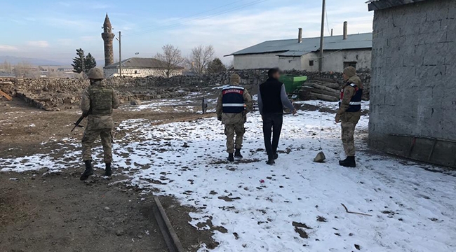 Aranan 13 şahıs jandarma ekiplerince yakalandı.