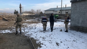 Aranan 13 şahıs jandarma ekiplerince yakalandı.