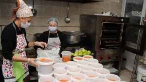 Balçova’da Yaşlılara sıcak yemek