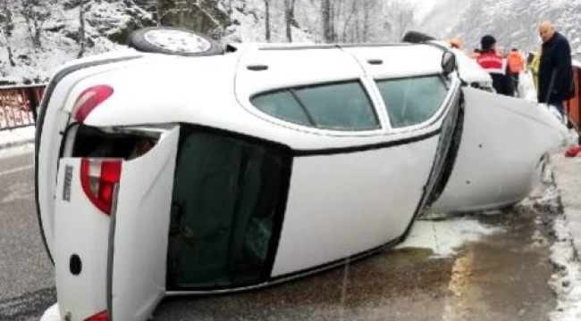 Bariyerlere çarpan otomobilde sürücü ile eşi yaralı