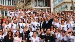 Çeşme’nin kadın efeleri sahnede!
