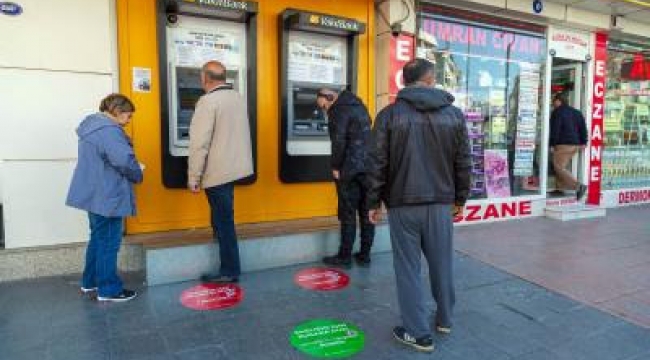 İzmir’de sosyal mesafe için zemin çıkartmaları devrede