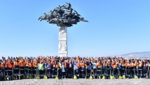 Kadın süpürgeciler İzmir’e toz kondurmuyor
