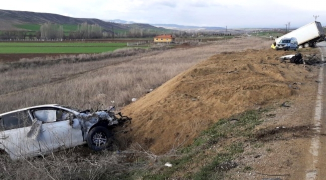 Kamyon ve otomobil kafa kafaya çarpıştı: 2 yaralı