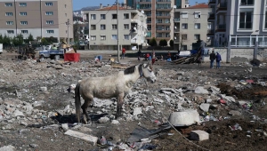 Karşıyaka’da yıkım operasyonu: Hurdacı çadırları kaldırıldı!