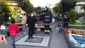 Konak Belediyesi parklardaki bankları kaldırıyor