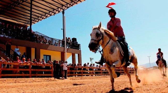 Ödemiş’te şehitlerimiz ve Çanakkale Zaferi anısına rahvan at yarışı
