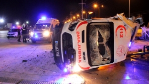 Tekeri patlayan ambulans beton bariyere çarparak fabrika devrildi: 3 yaralı