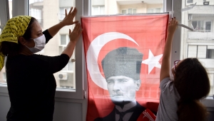 Bornova’da evde 23 Nisan programları 19.20’de balkonlara