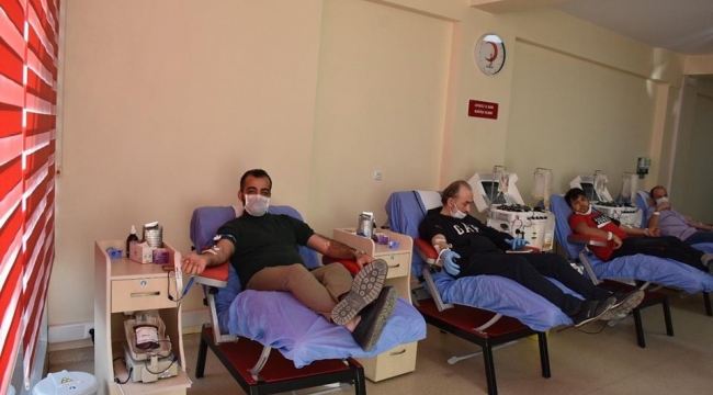 AK Parti Menderes’ten tam kadro kan bağışı