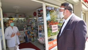 Başkan Utku Gümrükçü’den kargo ve eczane çalışanlarına siperlik 
