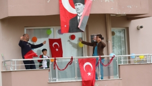 Bayraklı’da 23 Nisan coşkusu balkonlardan taştı