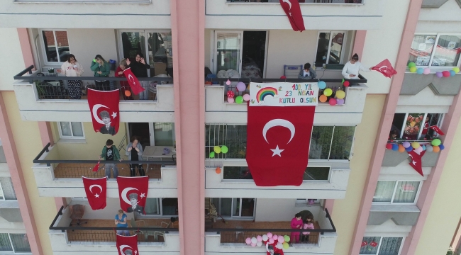 Buca’da evlere konser ve dronelu bayrak servisi 