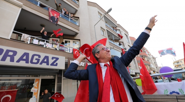 Gaziemir’in balkonlarında 23 Nisan coşkusu