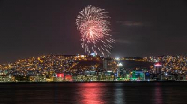 İzmir’de yüzüncü yıl coşkusuyla yer gök aydınlandı