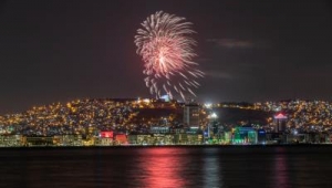 İzmir’de yüzüncü yıl coşkusuyla yer gök aydınlandı