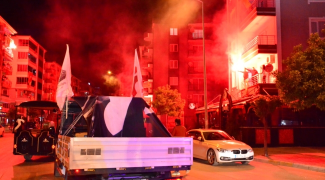 Torbalı'da 23 Nisan coşkusu Balkonlarda meşale, caddelerde konvoy!